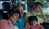 Die Darsteller des Films,  Maral Keshavarz (l.), Clara Schwinning 2.v.l.), Buksori Lie (2.v.r.) und Kyung-Take Lie, sitzen in einer Szene aus „Sehnsucht in Sangerhausen“ im Bus. Der Spielfilm, der zum großen Teil in Sangerhausen gedreht wurde, soll am 27. November regulär in den Kinos starten. Er ist derzeit ein Top-Favorit für den Goldenen Leoparden beim 78. Filmfestival Locarno. In Sangerhausen gibt es bereits am 15. November eine Vorpremiere.