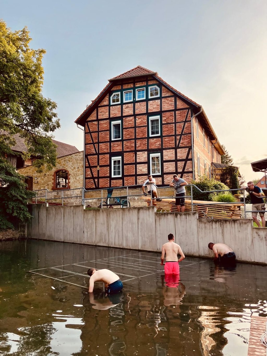 Die Vorbereitungen für das Teichfest in Osterode laufen: Die legendäre Teichbühne haben freiwillige Helfer am Donnerstagabend aufgebaut.