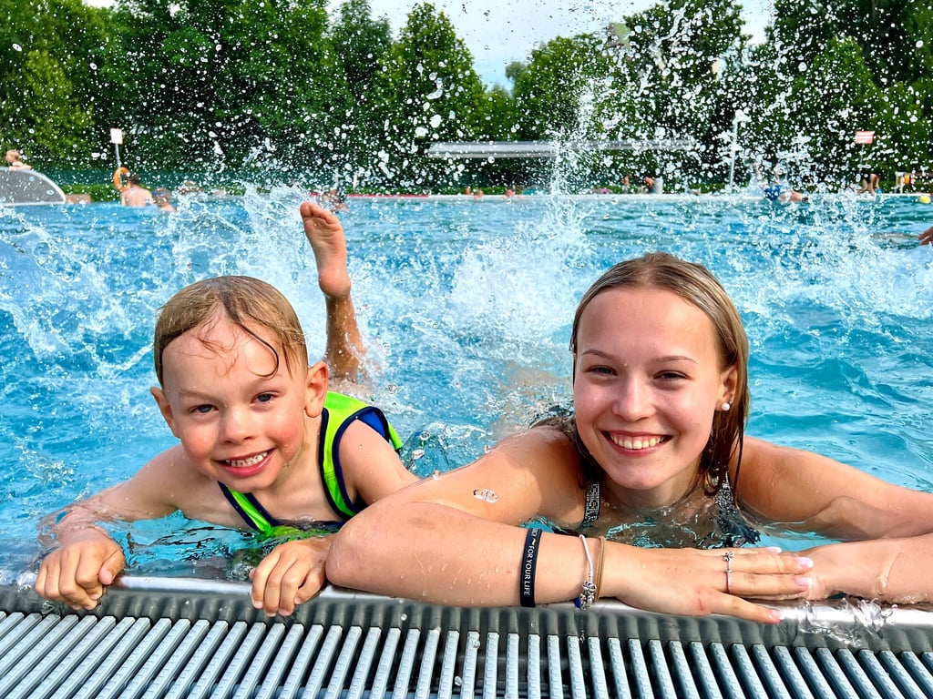 Badespaß im Schwimmbad Alsleben hatten auch schon Michelle und ihr kleiner Bruder Jos. Heute ist dort Schwimmbadfest.