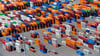 Am Jade-Weser-Port stapeln sich die Container, doch viele Firmen blicken unsicher auf ihr US-Geschäft. (Archivbild)