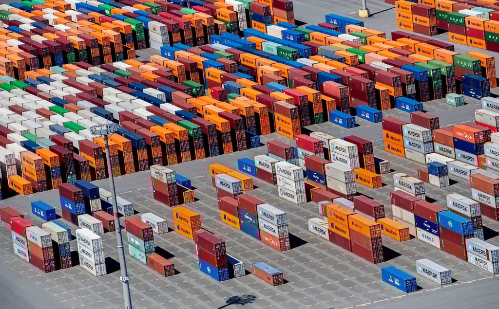 Am Jade-Weser-Port stapeln sich die Container, doch viele Firmen blicken unsicher auf ihr US-Geschäft. (Archivbild)