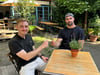 Marvin Paetz (links) und Felix Wolf betreiben für vier Wochen ein neues Weinlokal in Magdeburg. 