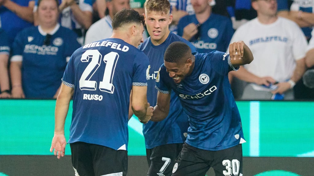 Isaiah Young und Stefano Russo jubeln über das entscheidende 1:0 für Bielefeld.