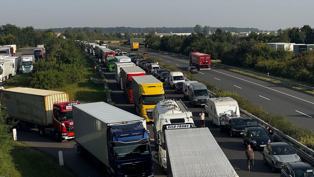 Die A14 war nach dem Unfall zwischenzeitlich in beide Richtungen gesperrt.