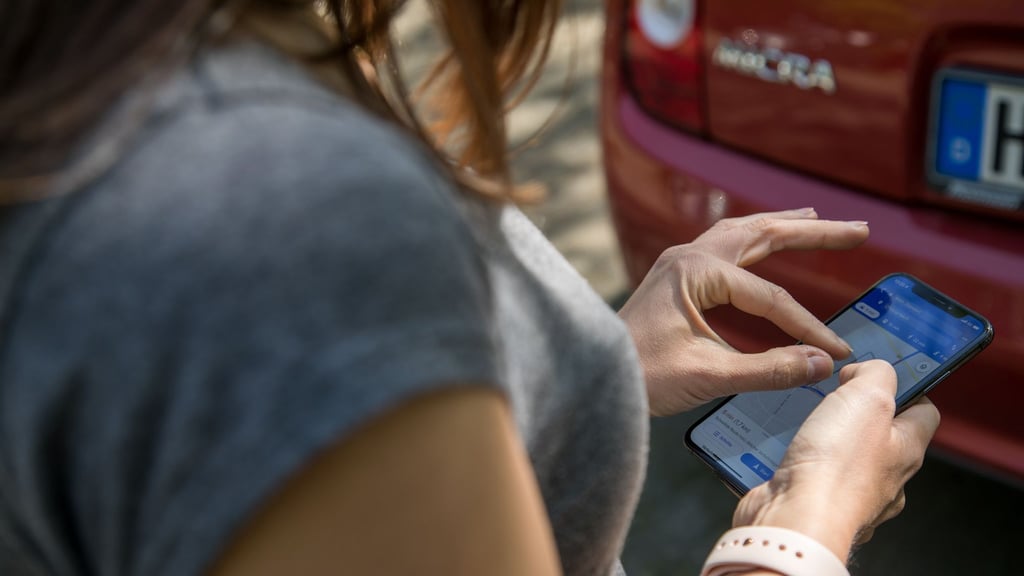 Vor der Fahrt aktivieren: Google Maps kann sogenannte Bluetooth-Beacons nutzen, um die Navigation vorübergehend auch ohne GPS-Signal zu gewährleisten.