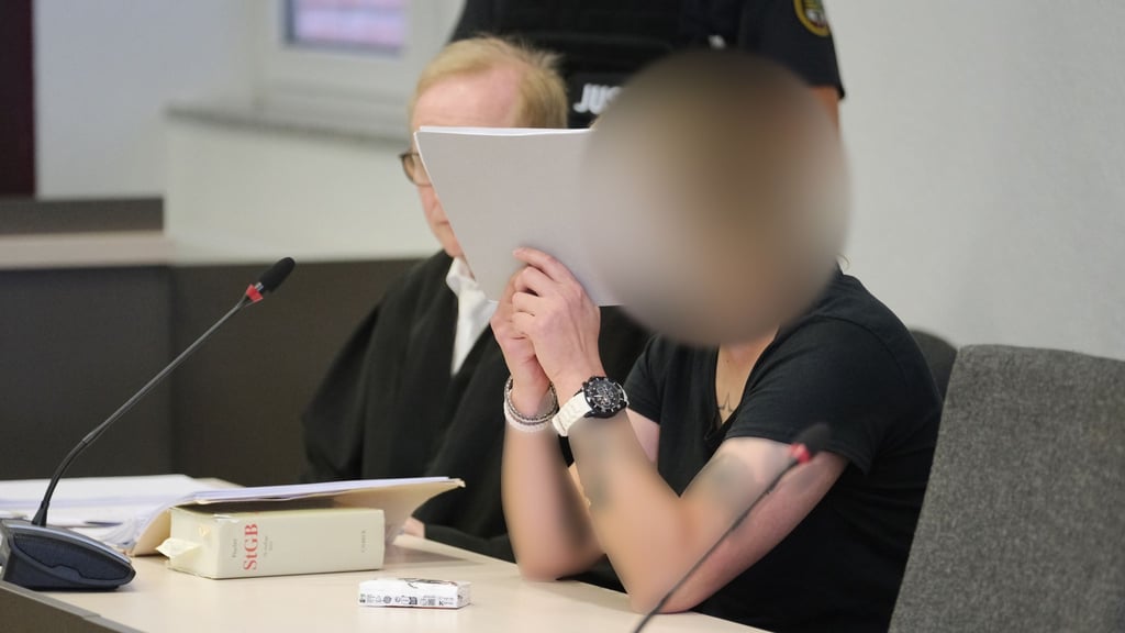 In Dessau-Roßlau steht eine 30-Jährige wegen Totschlags vor Gericht. Sie soll für den Tod ihrer Kinder verantwortlich sein.