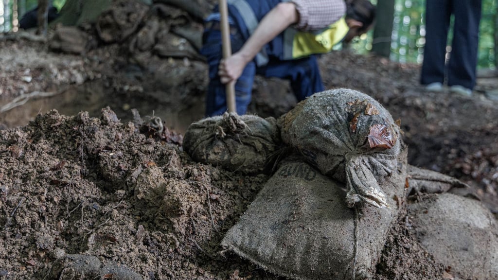 Archäologen haben in Schleswig-Holstein Bundeswehr-Sandsäcke gefunden.