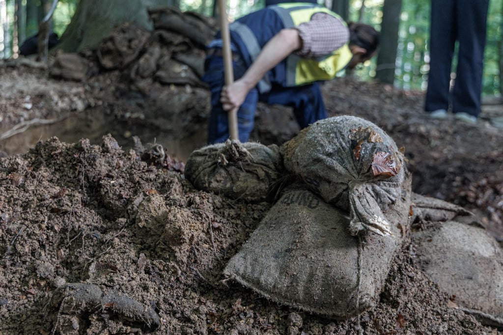 Archäologen haben in Schleswig-Holstein Bundeswehr-Sandsäcke gefunden.