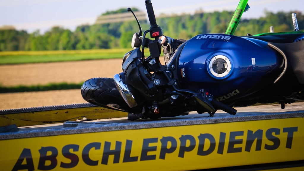 Das Motorrad eines 34-Jährigen musste nach einem Unfall in Calbe abgeschleppt werden.