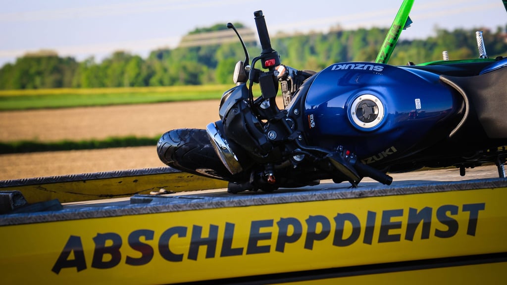 Das Motorrad eines 34-Jährigen musste nach einem Unfall in Calbe abgeschleppt werden.