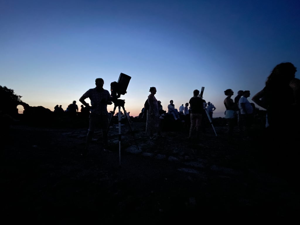 Eindrucksvolle Silhouette bei der Sternenbeobachtung auf dem Giebichenstein