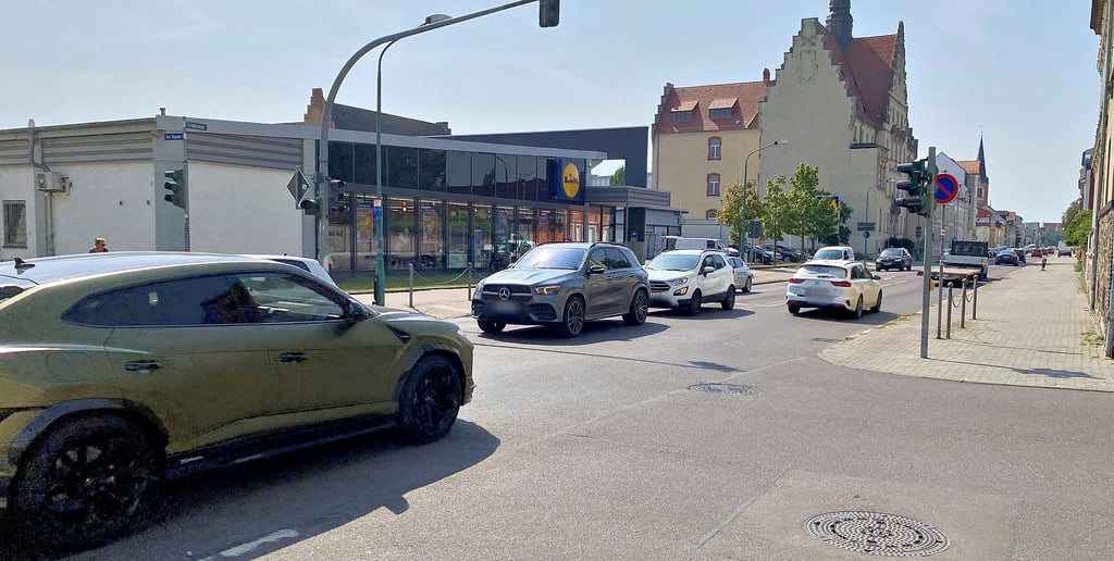 Weil sich das Abbiegen von der Friedrichstraße mitunter schwierig gestaltet, kommt es immer wieder zu Rückstau auf der Straße.