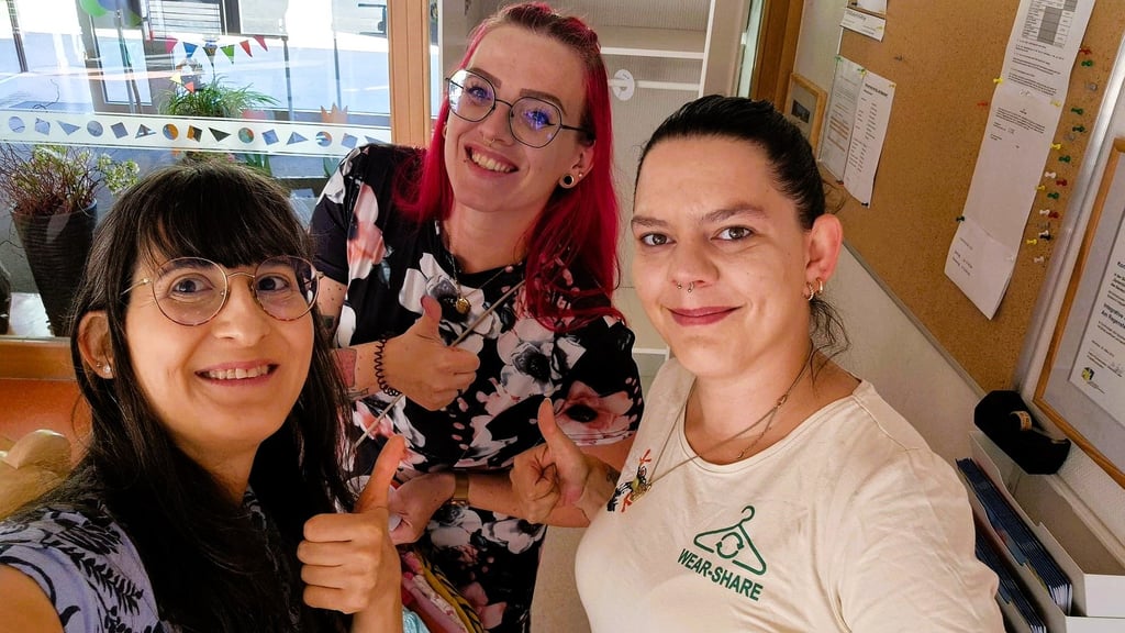 Der nächste Offene Kleiderschrank ist in Blankenburg aufgebaut. Dafür haben Christin Hinz, Roseanna Falhdieck und Lisa-Marie Anton (von links) vom Vorstand des neu gegründeten Vereins Wear-Share gesorgt.