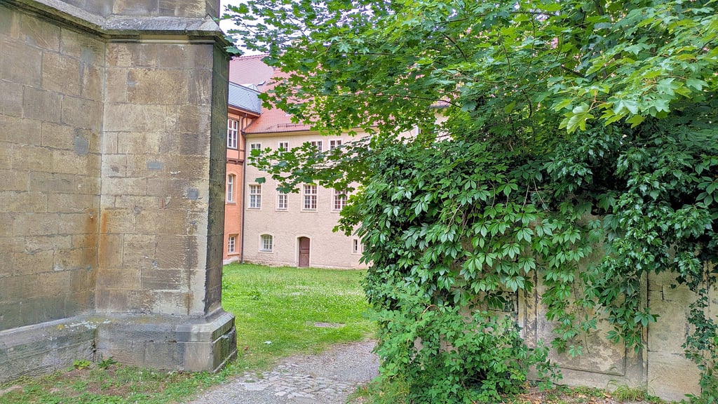 Vom Friedhof in Schulpforte schweift der Blick auf die traditionsreiche Landesschule, die Ernst Ortlepp zeitlebens ein Stück Heimat blieb.