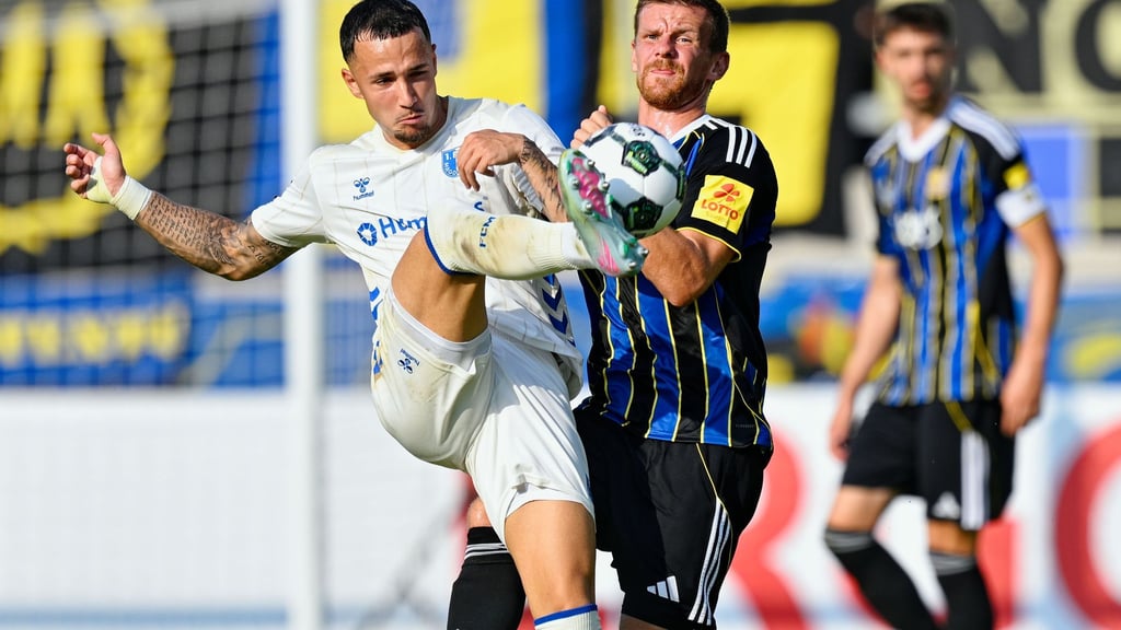 Der 1. FC Magdeburg um Falko Michel (l) setzte sich in der ersten Runde des DFB-Pokals souverän gegen den 1. FC Saarbrücken um Manuel Zeitz durch.