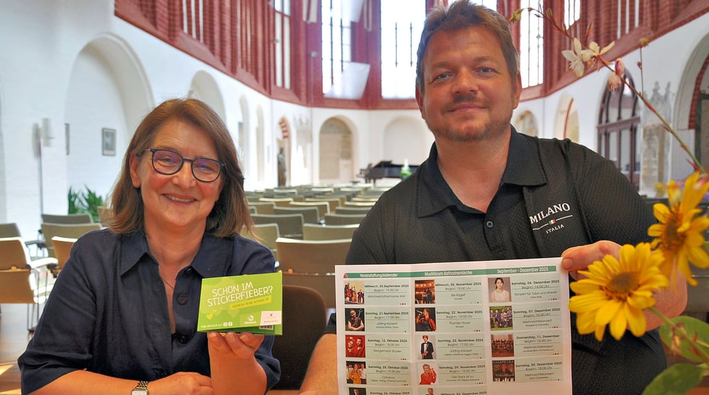 René Brandt und Gabriele Bark, Leiterin des Altmärkischen Museums, präsentieren die kommenden Veranstaltungen im Musikforum Katharinenkirche. Das Museum ist außerdem Altmark-Stickerpartner.
