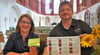 René Brandt und Gabriele Bark, Leiterin des Altmärkischen Museums, präsentieren die kommenden Veranstaltungen im Musikforum Katharinenkirche. Das Museum ist außerdem  Altmark-Stickerpartner. 