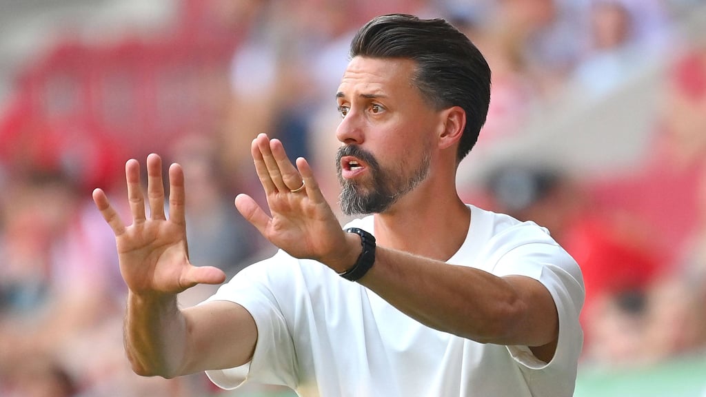 Sandro Wagner bestreitet sein Pflichtspieldebüt als Coach des FC Augsburg am Sonntag in Halle.