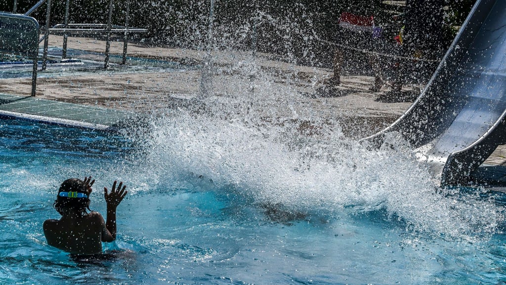 Schwimmbäder wie hier in Berlin boten wieder Abkühlung.