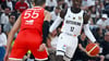 Deutschlands Kapitän Schröder dribbelt den Ball.