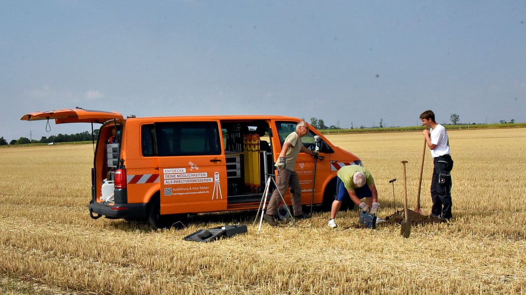 Ralf Lauterbach, Andreas Müller und Max Syring sind Mitarbeiter des Landesamtes für Vermessung und Geoinformation Sachsen-Anhalt.