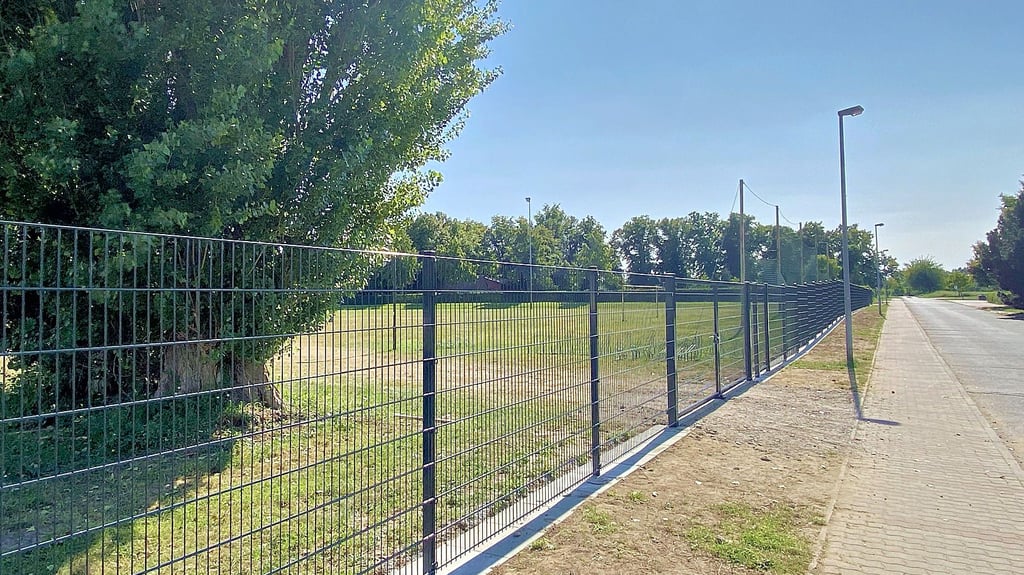 Der neue Zaun am Pareyer Trainingsplatz.