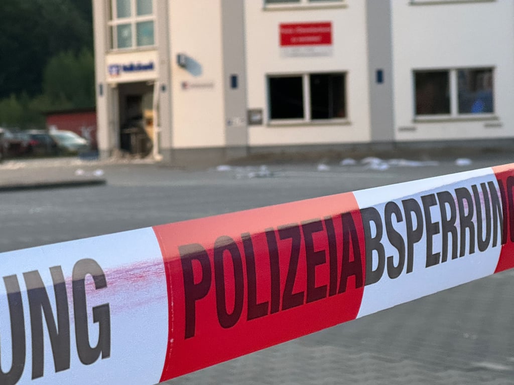 Die Polizei sichert am Freitagmorgen in Möckern Spuren, nachdem ein Geldautomat gesprengt wurde.