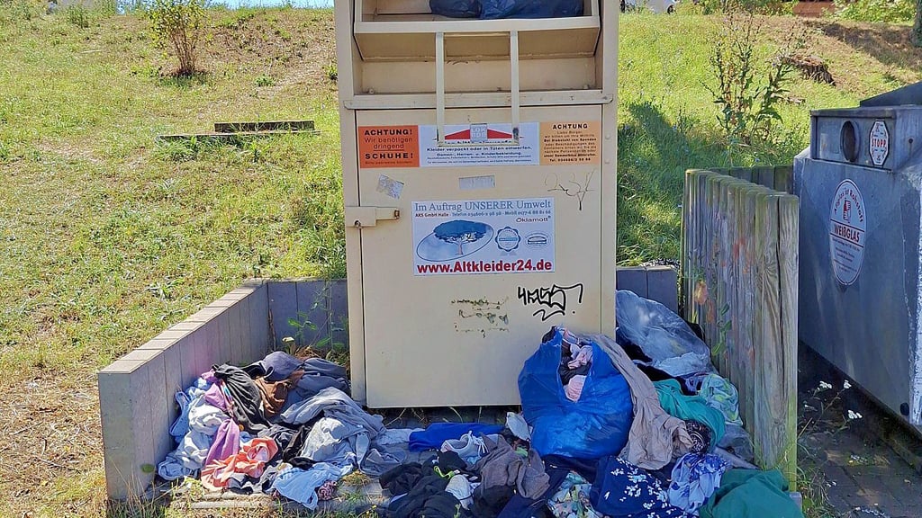 Überfüllte Altkleidercontainer wie in Bad Dürrenberg gibt es derzeit im gesamten Saalekreis.