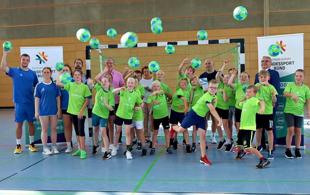 Die neuen Bällen kamen beim offiziellen Start der ersten Handball-Talentgruppe in Dessau-Roßlau gleich zum Einsatz.