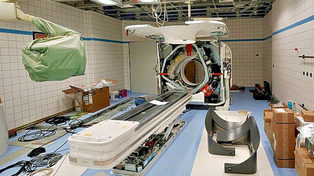 Der neue Computertomograph steht bereits an seinem Platz in der Notaufnahme. Ab 25. August soll er startklar für Patienjten sein.
