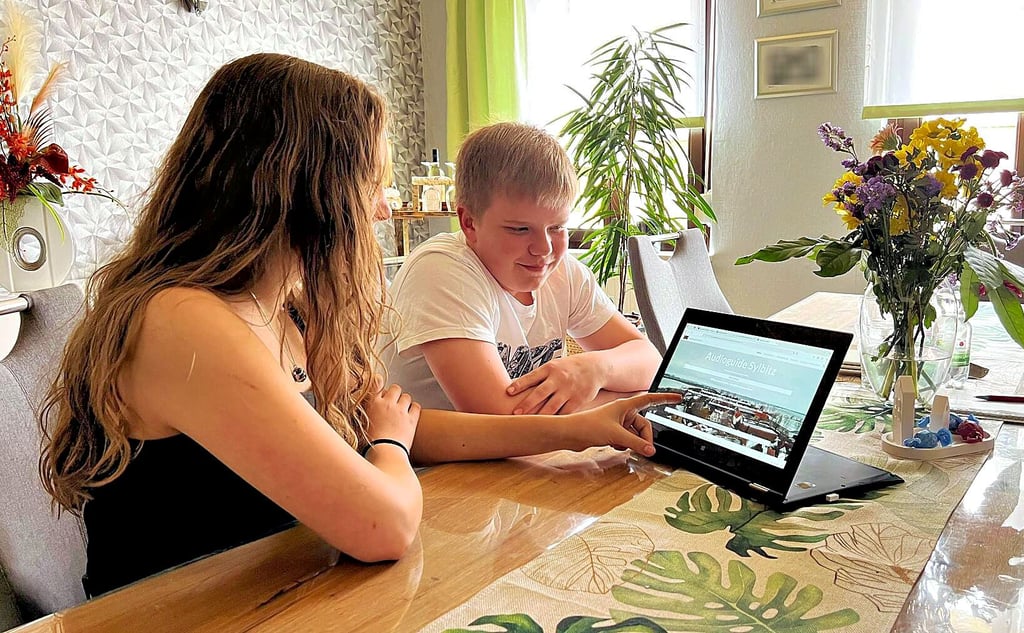 Anton Thieme und Nora haben den Audioguide erstellt, der am heutigen Samstag online geht.