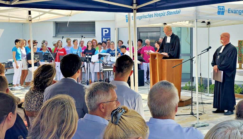 Der Hospizneubau in Stendal wurde feierlich von Pfarrer Ulrich Paulsen (am Pult stehend) und dem Gospelchor eingeweiht.
