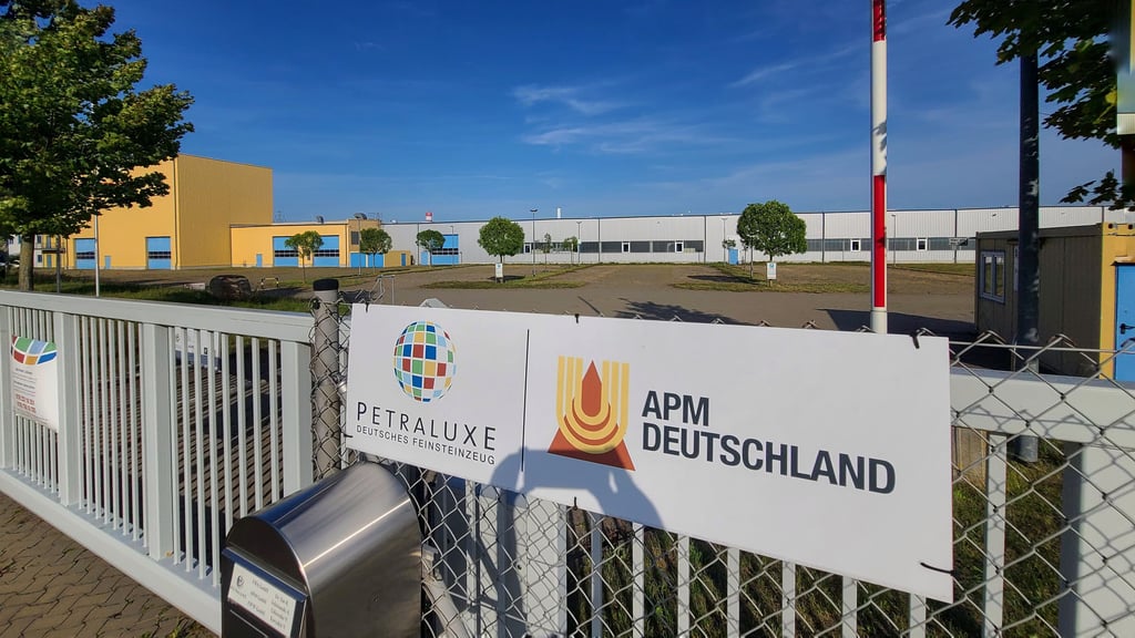 Das Tor der Firma Petraluxe ist geschlossen. Die Firma hat die Produktion der großen Keramikplatten eingestellt.