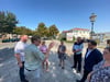 Jörg Vierhaus von der GWA Ostelbien (vorne links) hat vor der Einwohnerversammlung am 27. August 2025 zu einem Stadtteilspaziergang mit Vertreterinnen und Vertretern der Stadt eingeladen, um bereits im Vorfeld über Wünsche und Anregungen der Magdeburger aufmerksam zu machen. 