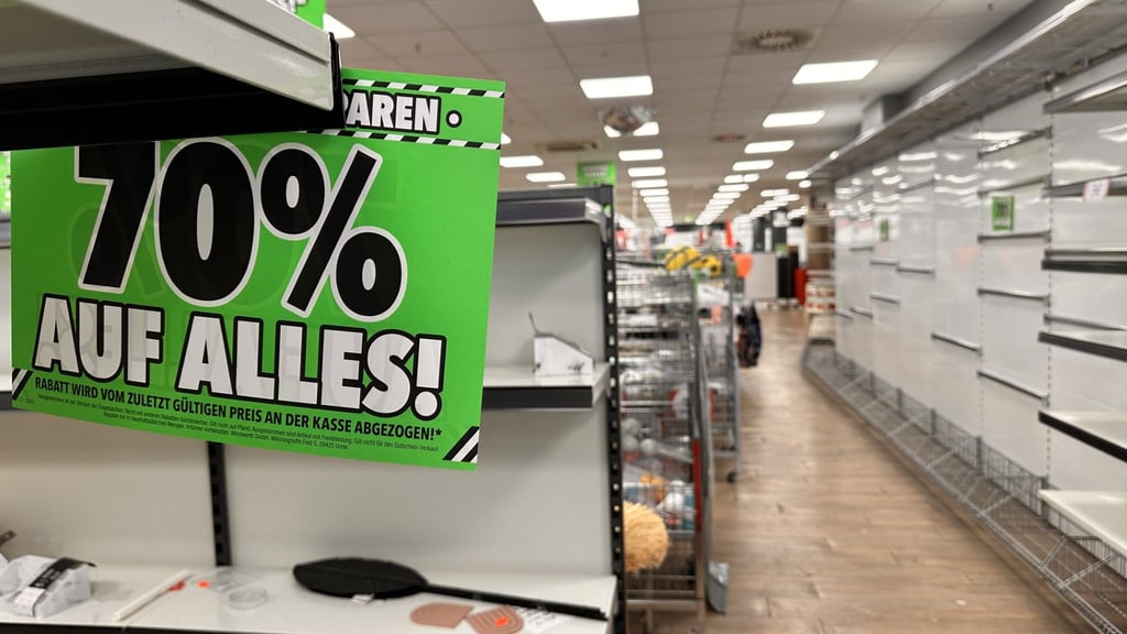 Die Hallenser haben schon gut zugeschlagen. Beim Ausverkauf sind die meisten Artikel bereits vergriffen.