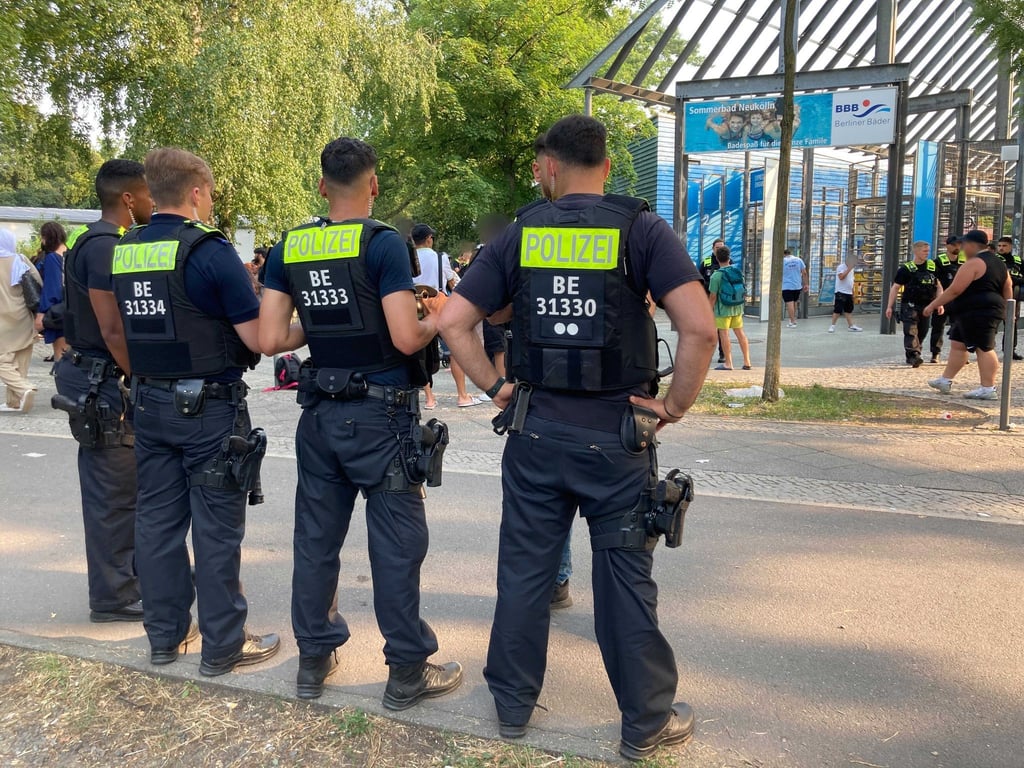 In einigen Bädern steht die Polizei präventiv vor dem Bad (Archivbild).