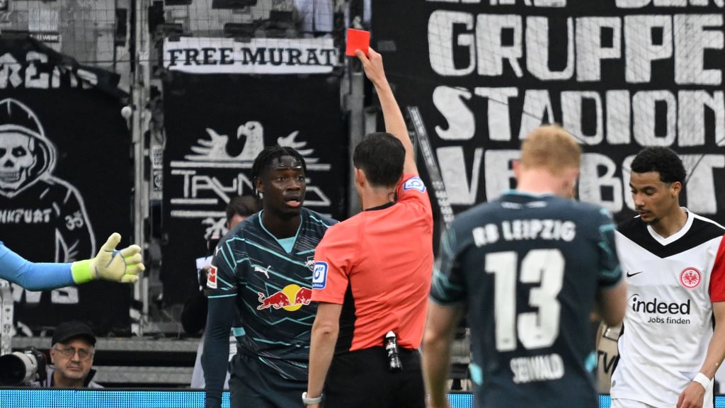 Matthias Jöllenbeck zeigt El Chadaille Bitshiabu (RB Leipzig) die rote Karte.