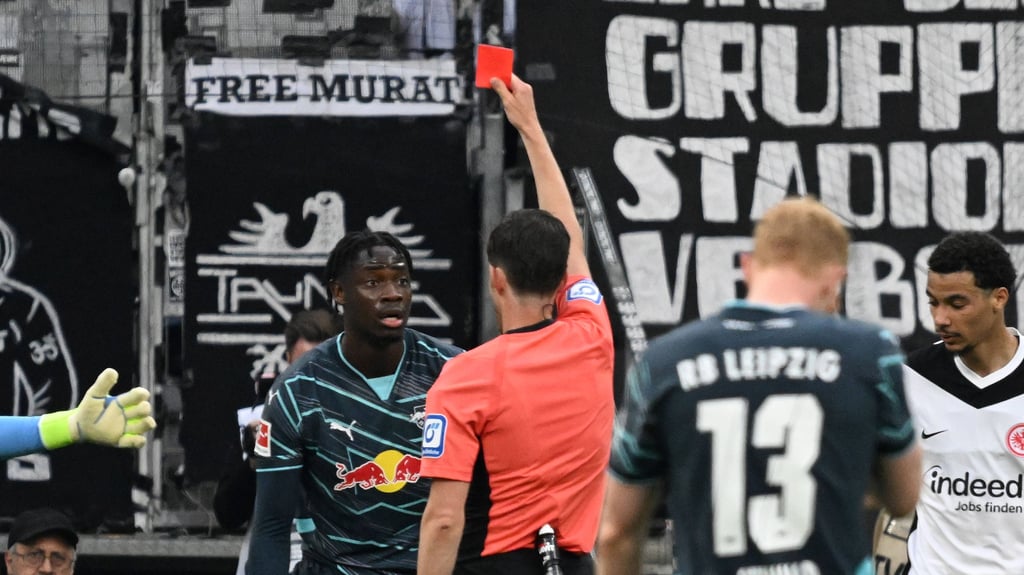 Matthias Jöllenbeck zeigt El Chadaille Bitshiabu (RB Leipzig) die rote Karte.