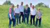 Gruppenbild mit Minister: Am 15. August 2025 hat Armin Willingmann (Mitte) einen erneuerten Teil des Booser Elbdeichs im Kreis Wittenberg eingeweiht. 