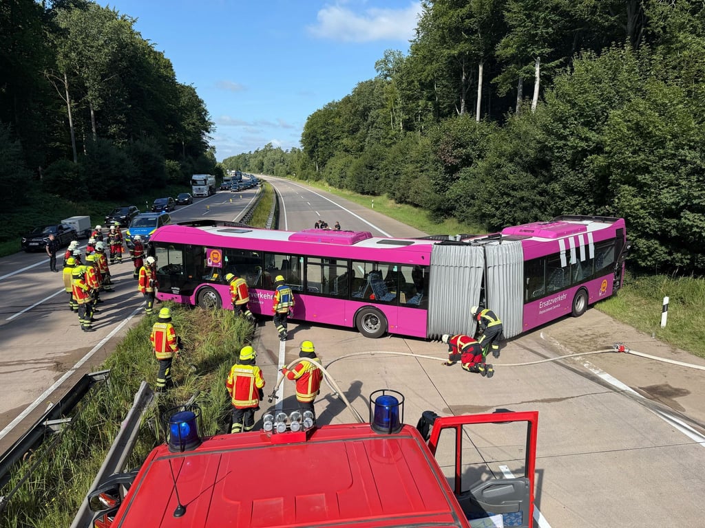 Der Bus war im Ersatzverkehr für die gesperrte Bahnstrecke zwischen Hamburg und Berlin unterwegs.