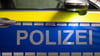 „Polizei“ ist auf der Tür eines Polizeiautos zu lesen. (zu dpa: «13-jährige Patientin soll Betreuerin angegriffen haben»)