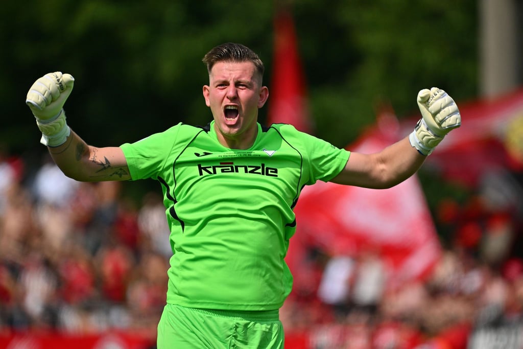 Der Mann des Tages: Illertissens Torwart Michel Witte hält zwei Elfmeter.