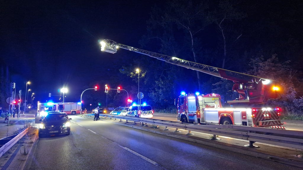 Auch in Merseburger ereignete sich in der Nacht zum Samstag ein schwerer Unfall. Hier wurde auf der B91 eine Person von einem Auto erfasst.
