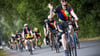 In Hannover sind die Fahrerinnen und Fahrer mit bunten Regenbogentrikots losgefahren.
