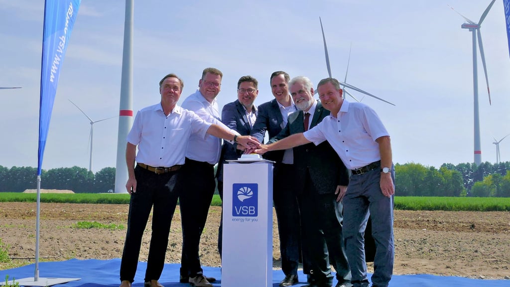 Startschuss per Knopfdruck gefallen! Die feierliche Eröffnung des Windparks Elster bei Listerfehrda übernehmen Michael Jahn, Christian Tylsch, Christian Essiger, Thomas Winkler, Armin Willingmann und Peter Müller (von links).