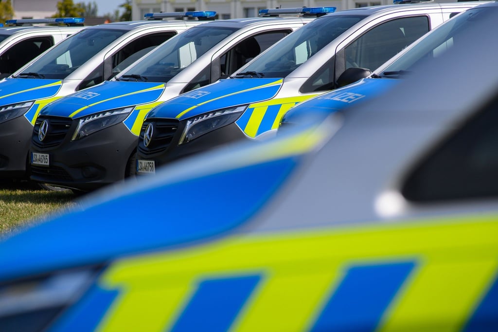In der Saison 2024/25 hat die Polizei insgesamt 43 Spiele des FCM und des HFC begleitet. (Symbolfoto)