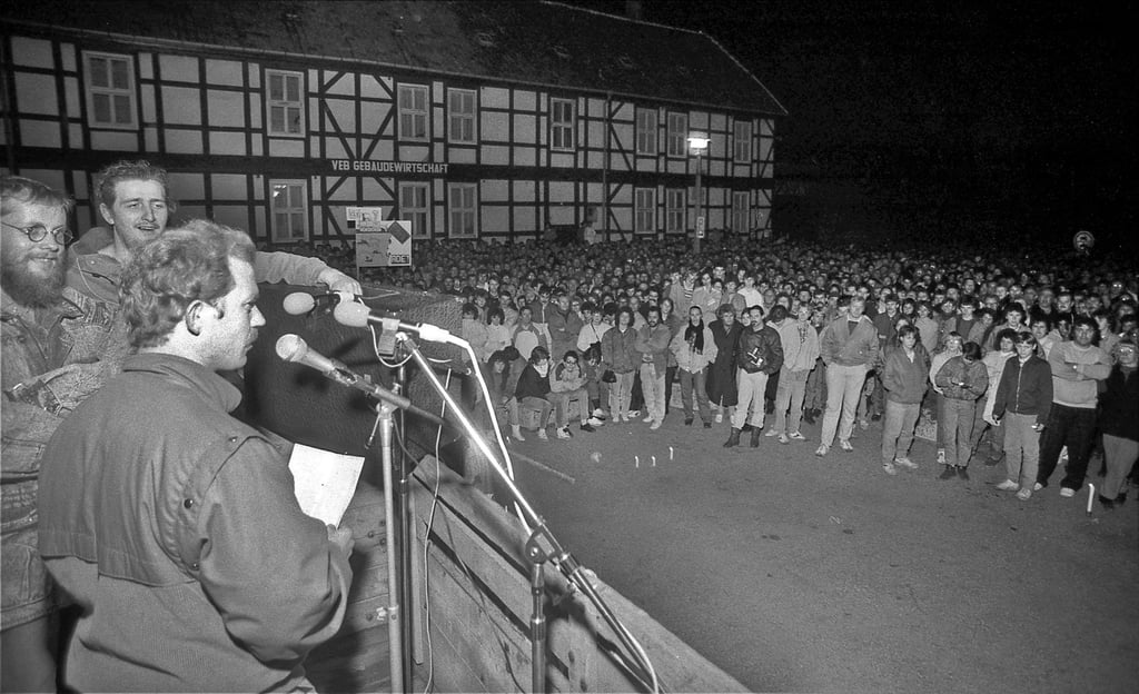Demonstration am 9. November 1989 auf dem Carl-Ritter-Platz in Quedlinburg. Hier soll der "Wendebrunnen" als Gedenkort an die friedliche Revolution und die Wiedervereinigung entstehen..