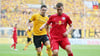 Willi Orban (RB Leipzig) und Pascal Testroet (hinten) im DFB-Pokal 2016.
