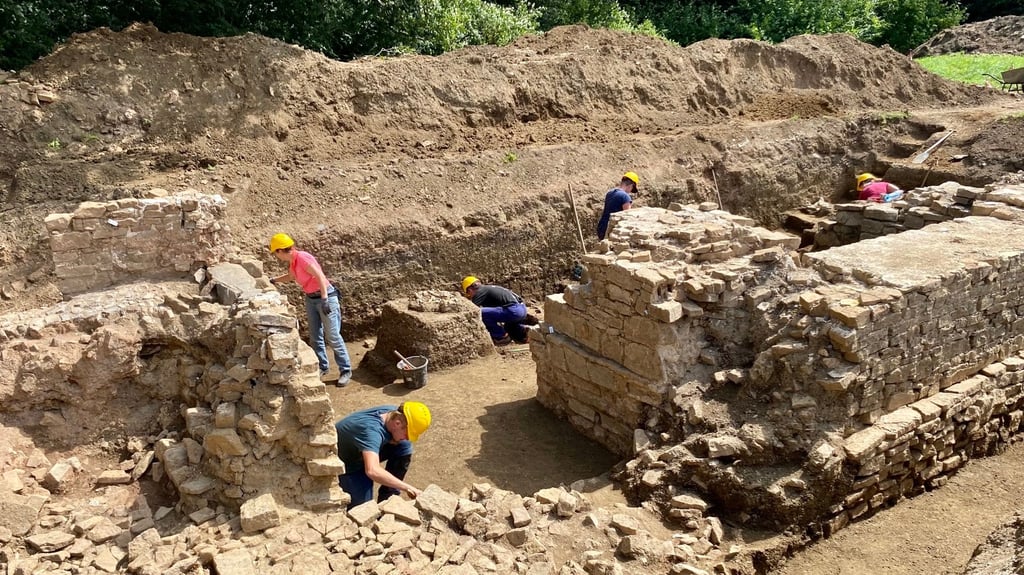 Freiwillige Helfer - im Alter zwischen zwölf und 77 Jahren - beteiligten sich an der dritten und letzten Grabungsrunde am Kloster Himmelpforte nahe Wernigerode. Was geschieht nun mit der Ruine?