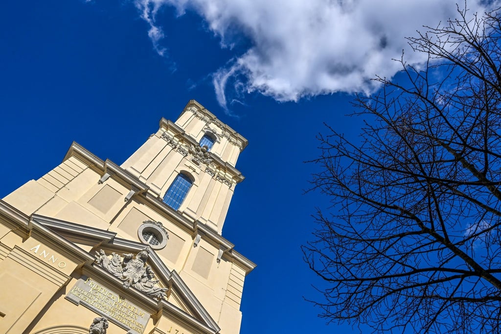 Er ist rund 60 Meter hoch - der Turm der Garnisonkirche in Potsdam mit Ausstellung, Besucher-Plattform und Kapelle. (Archivbild)